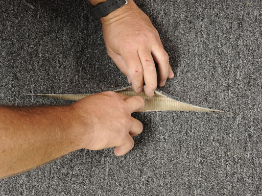 Come riparare un tappeto strappato o strappato
