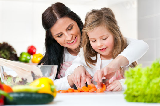 10 strategie per insegnare ai bambini abitudini alimentari sane