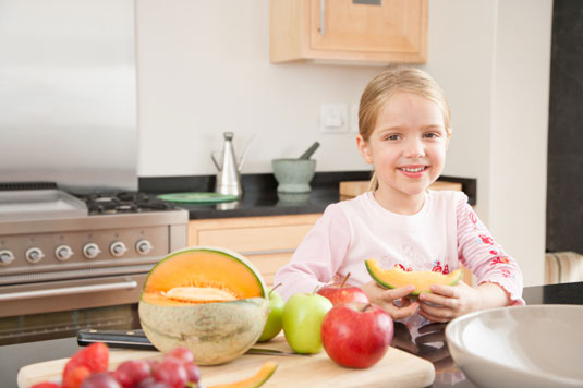10 strategie per insegnare ai bambini abitudini alimentari sane