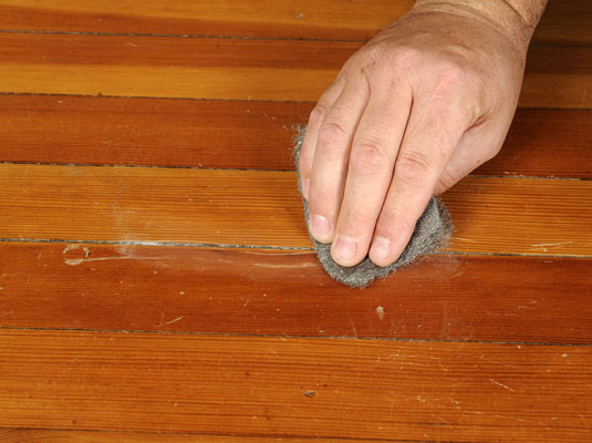 Come riparare i graffi nei pavimenti in legno?