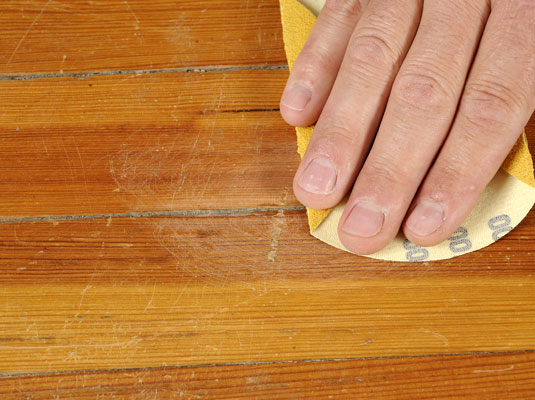 Come riparare i graffi nei pavimenti in legno?