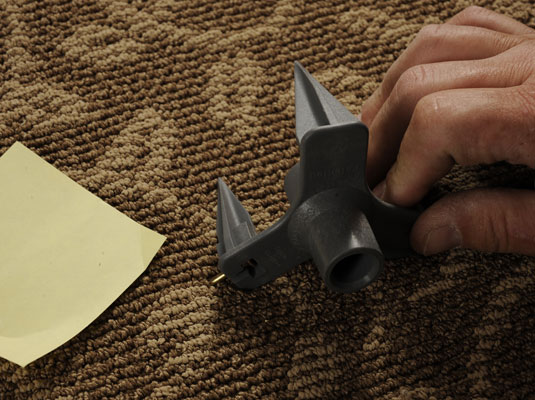 Come riparare un pavimento cigolante con moquette