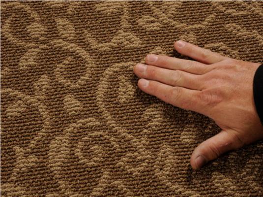 Come riparare un pavimento cigolante con moquette