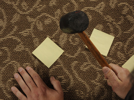 Come riparare un pavimento cigolante con moquette