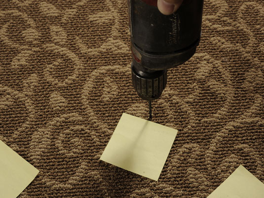Come riparare un pavimento cigolante con moquette