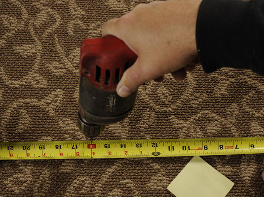 Come riparare un pavimento cigolante con moquette