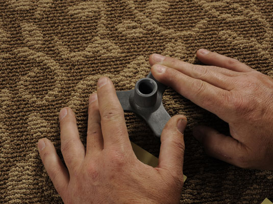 Come riparare un pavimento cigolante con moquette