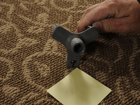 Come riparare un pavimento cigolante con moquette