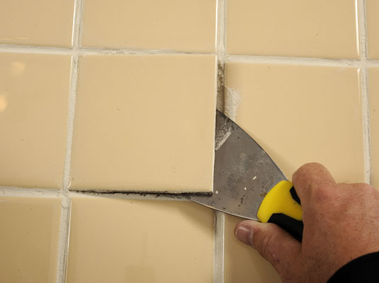 Come riparare le piastrelle del pavimento in ceramica allentate