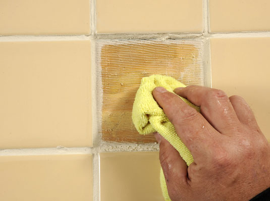 Come riparare le piastrelle del pavimento in ceramica allentate