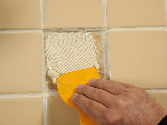 Come riparare le piastrelle del pavimento in ceramica allentate