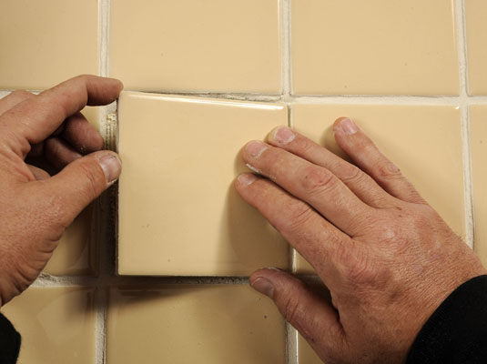 Come riparare le piastrelle del pavimento in ceramica allentate
