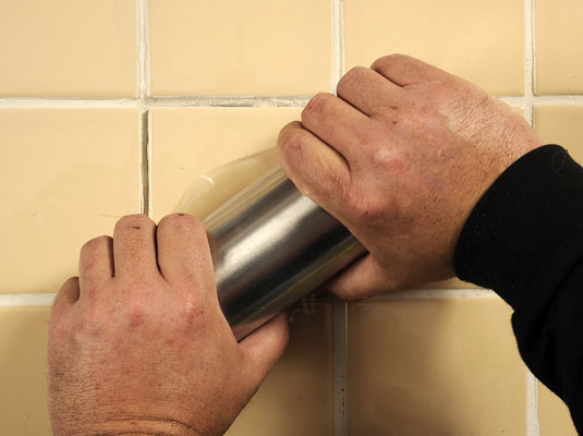 Come riparare le piastrelle del pavimento in ceramica allentate
