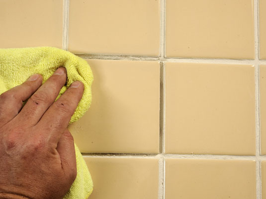 Come riparare le piastrelle del pavimento in ceramica allentate